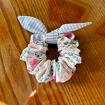 Scrunchie with bOw - Spring Dogs